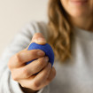 Mingea ovala antistres VitalMed, pentru exercitii de reabilitare, tonifiere si reducere a stresului, duritate medie, din silicon, Albastru