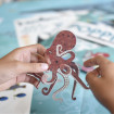 Joc creativ cu stickere pesti in Ocean Poppik